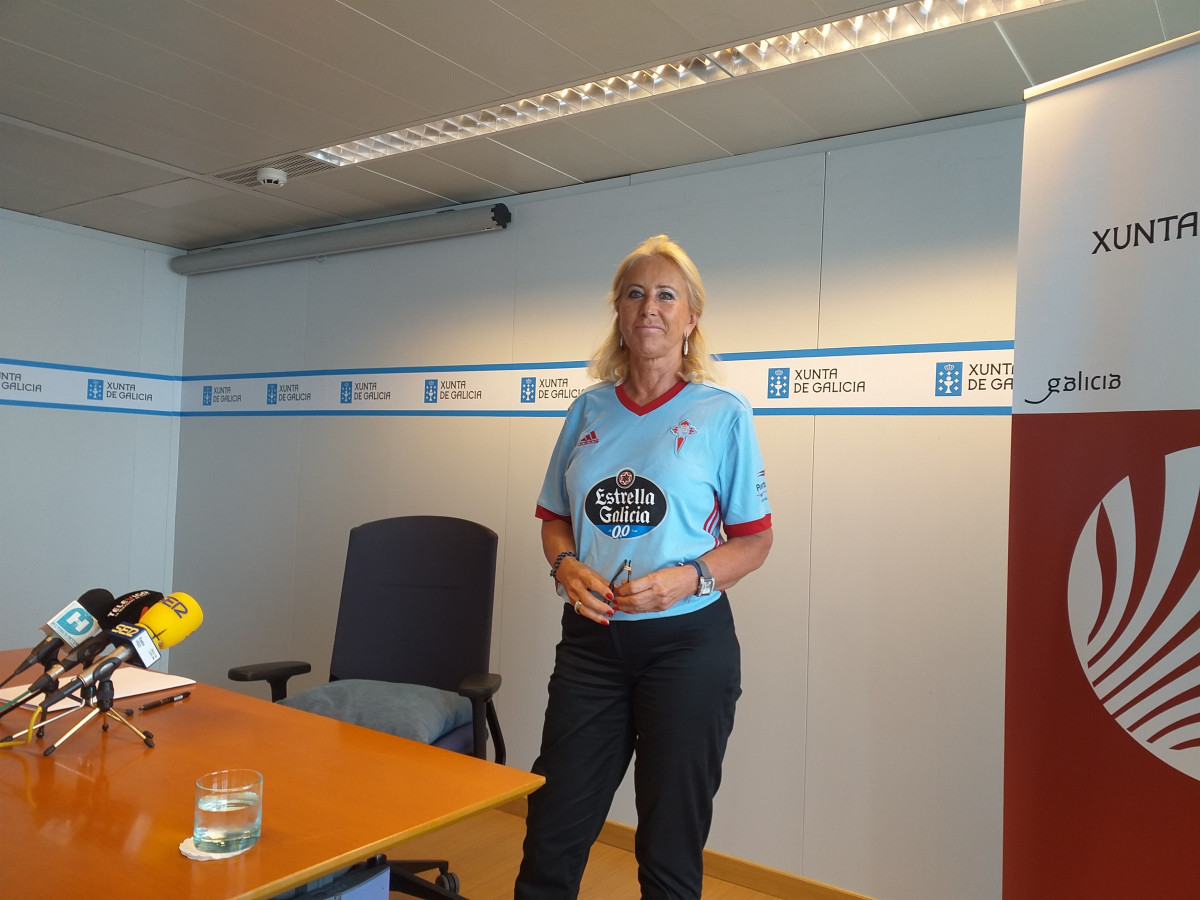 A delegada territorial da Xunta en Vigo, Corina Porro, ataviada coa camiseta do Real Club Celta.