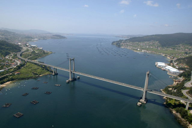 Vista xeral e aérea da Ría de Vigo co  Puente de Rande atravesándoa
