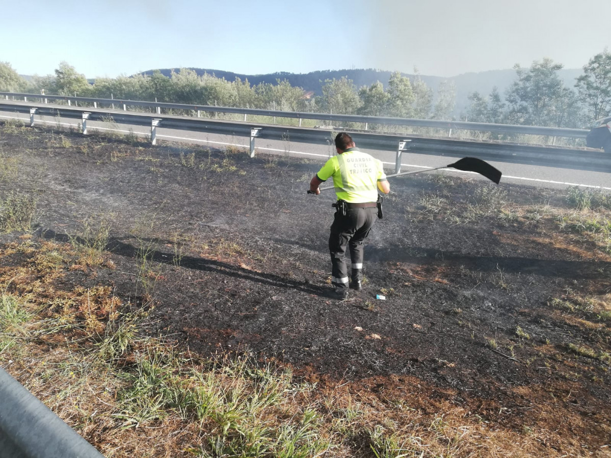 Garda Civil tentando apagar incendio na autovu00eda nunha foto de emerxencias Ourense
