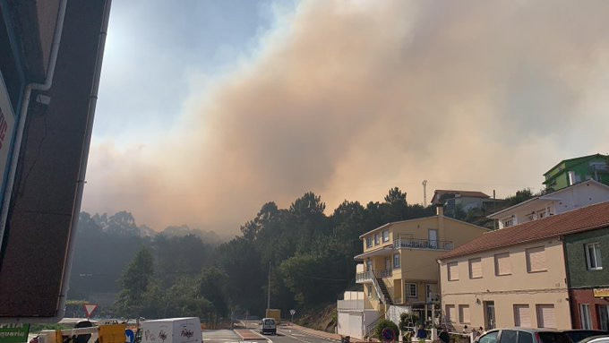 Incendio cenrca de casas en Portosu00edn nunha foto do twitter de Suso Carleos
