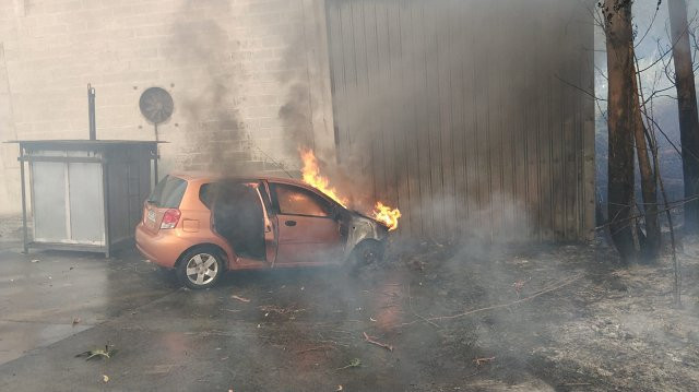 Coche queimado no incedio de Miu00f1ortos en Porto do Sen, concello de Porto do Son nunha imaxe de Protecciu00f3n Civil