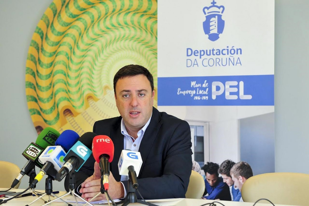 Presidente da Deputación da Coruña Valentín González Formoso en presentación premios PEL
