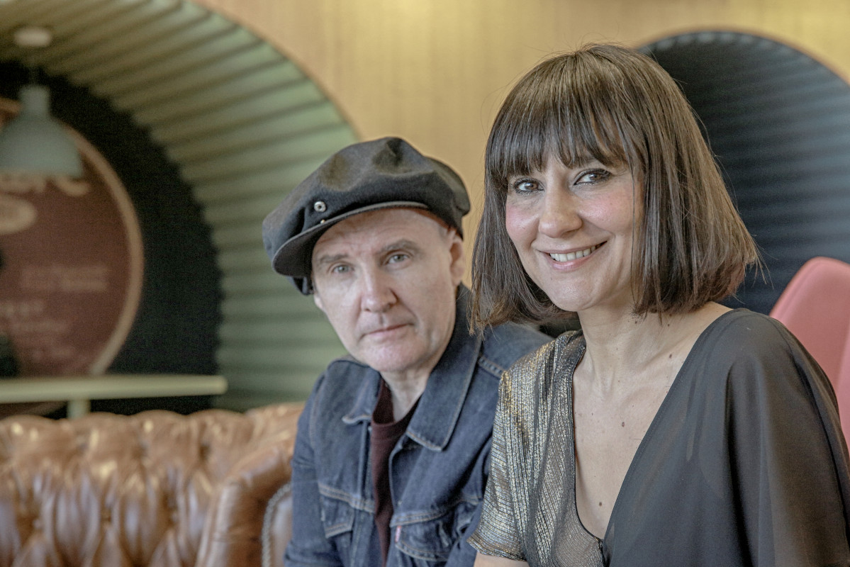 Juan Aguirre e Eva Amaral, integrantes do grupo 'Amaral' pousan durante unha entrevista para Europa Press na que presentaron o seu disco 'Salto á cor'.