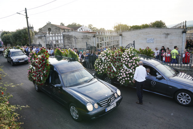 Funeral polas tres vítimas do crime de Valga (Pontevedra) perpetrado por José Luis Abet Lafuente, alcumado o Mouro, de 45 anos, que asasinou a exmujer, o seu excuñada e a súa exsogra en presenza dos seus fillos. As exequias teñen lugar no Auditorio da