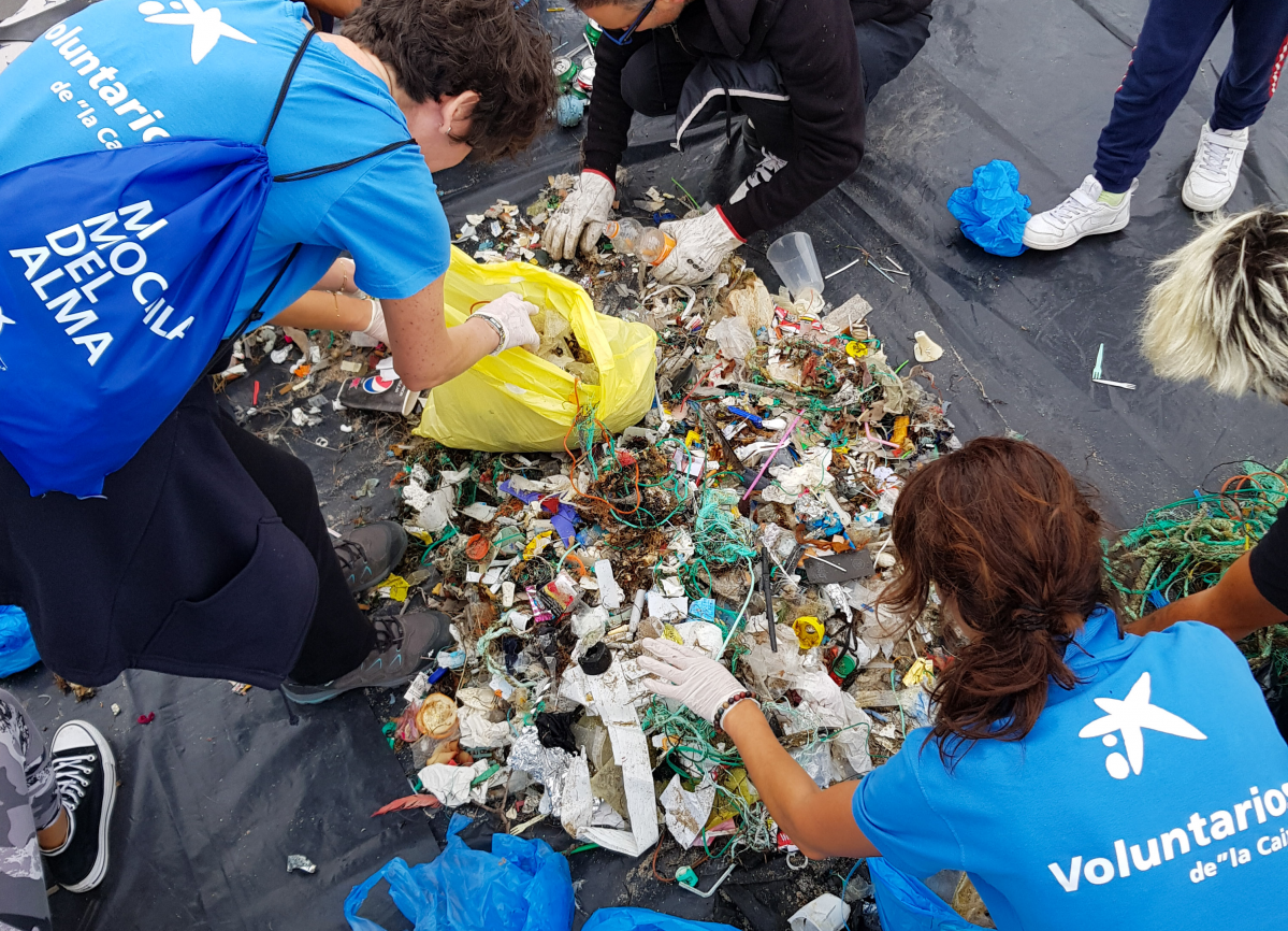Voluntarios a caixa reciclar lixo praias