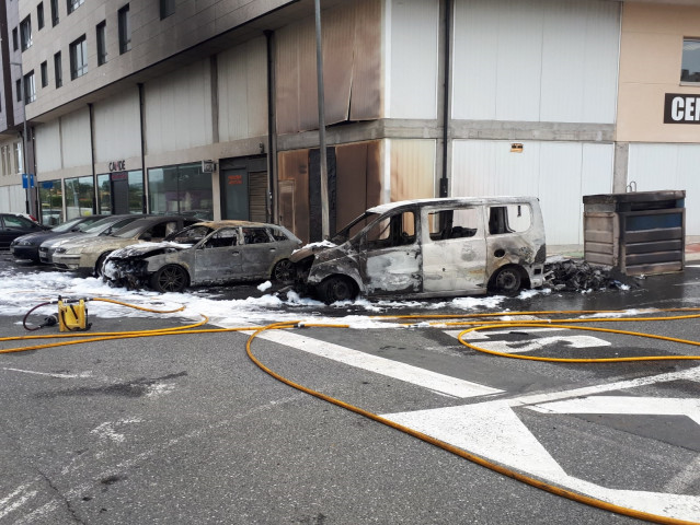 Unha furgoneta e dous turismos, calcinados nun incendio rexistrado en Narón (A Coruña).