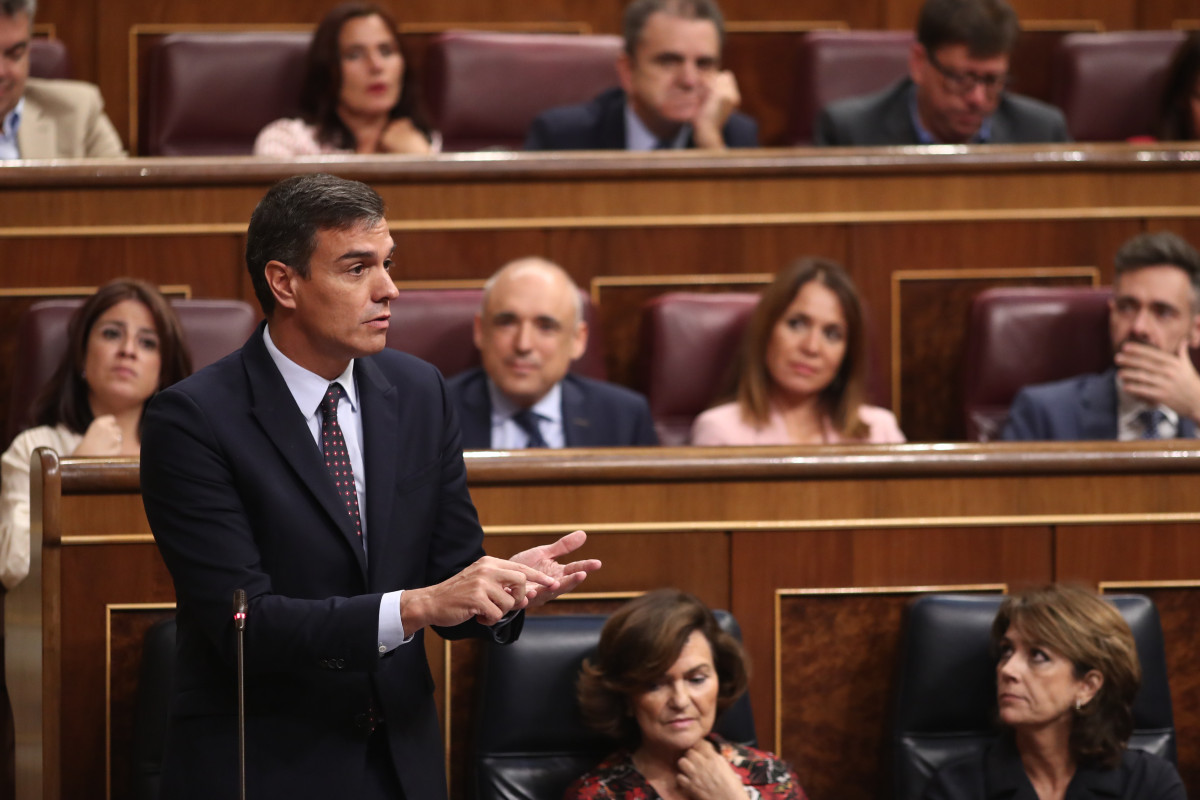 O presidente do Goberno en funcións, Pedro Sánchez, responde o presidente de Cidadáns, Albert Rivera, durante a sesión de control ao Goberno en funcións, en Madrid (España) a 11 de septie