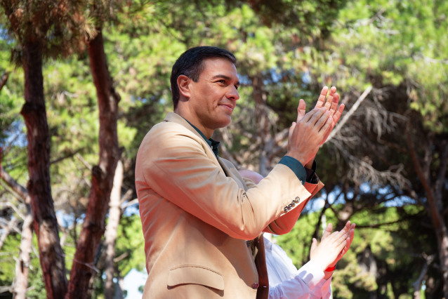 O presidente do Goberno en funcións, Pedro Sánchez, aplaude no acto político da Festa de la Rosa do PSC, en Pineda de Gàva (Barcelona/España) ao 29 de setembro de 2019.