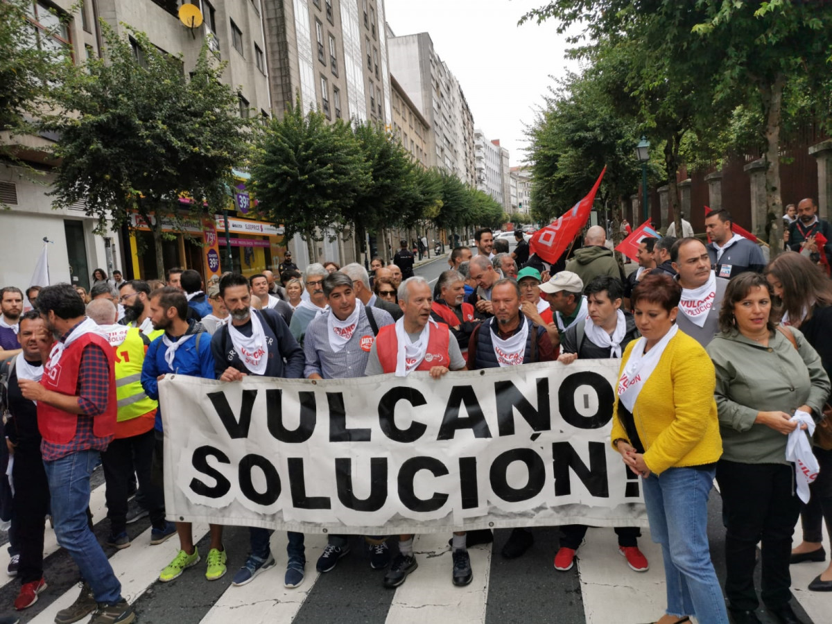 Traballadores de Vulcano e representantes políticos da oposición concéntranse fronte ao Parlamento de Galicia para reclamar 