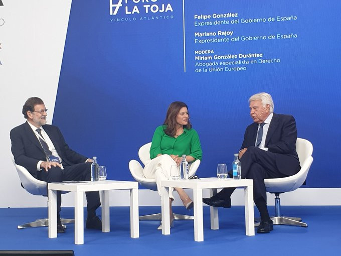 Rajoy e Gonzalez debatendo na Toxa nunha foto de Nathalie Tocci