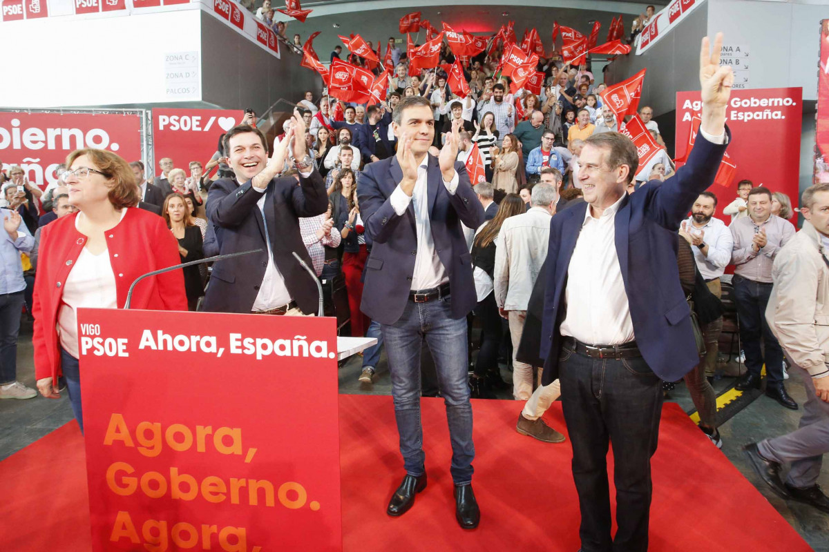 O presidente do Goberno en funcións, Pedro Sánchez, o secretario xeral do PSdeG, Gonzalo Caballero e o alcalde de Vigo, Abel Caballero, nun mitin do PSOE en Vigo ao 5 de outubro de 2019