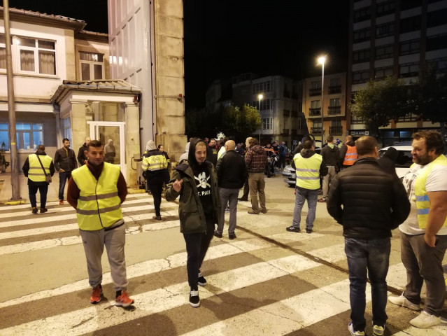 Os traballadores da UTE Tecman-Rayma priotestan en Ferrol.