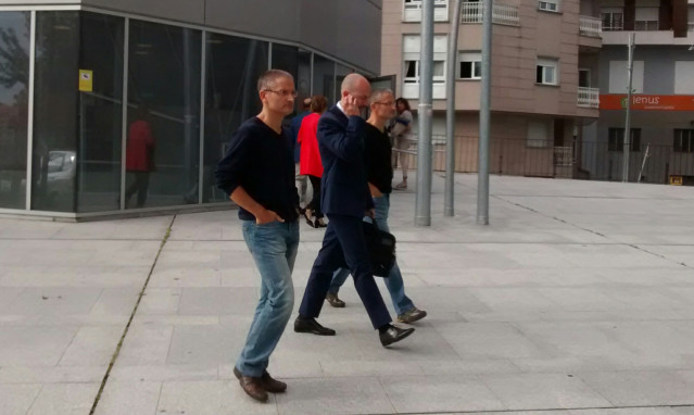 Xemelgos policías entran no edificio xudicial en Ourense.