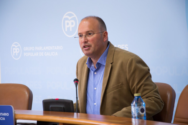 O secretario xeral do PPdeG, Miguel Tellado, en rolda de prensa no Parlamento de Galicia.