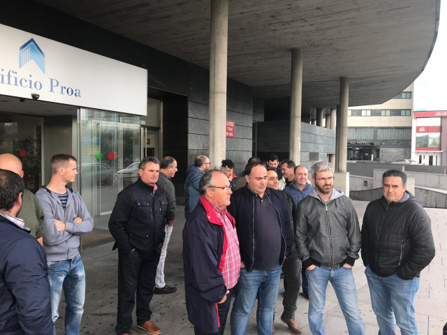 Representantes sindicais e traballadores de auxiliares da central das Pontes, á saída dunha protesta nas oficinas de Endesa