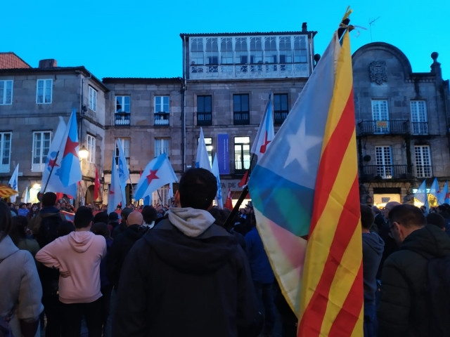 Concentración convocada pola plataforma 'Galiza con Catalunya' en Santiago de Compostela tras a sentenza do procés