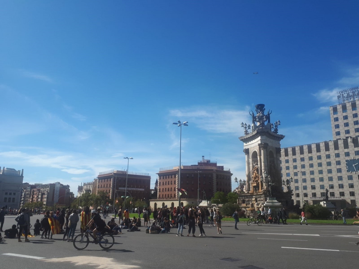 Uns 200 estudantes concéntranse en praza Espanya de Barcelona