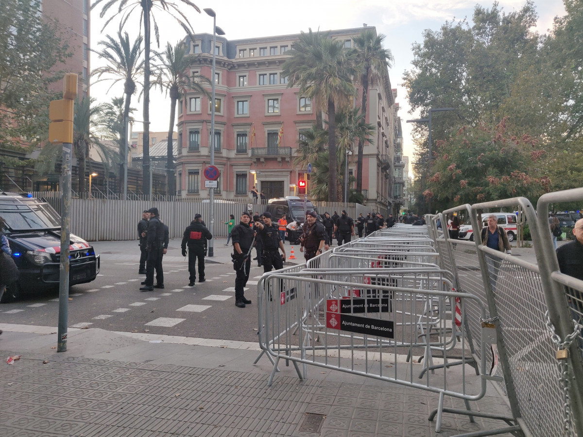 Mossos e Policu00eda blindan a Conselleria de Interior ante unha protesta dos CDR