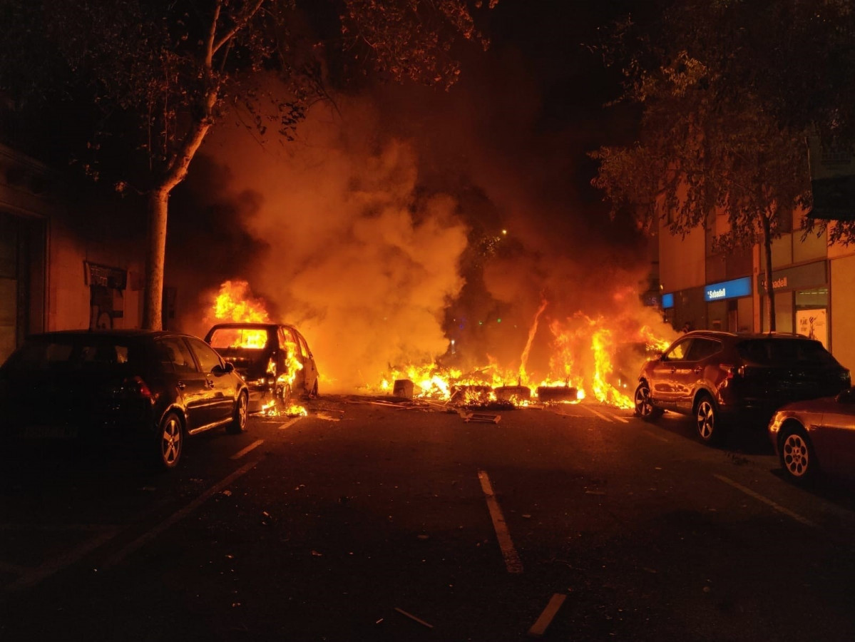 Ncendian varios coches no centro de Barcelona nunha nova noite de graves altercados