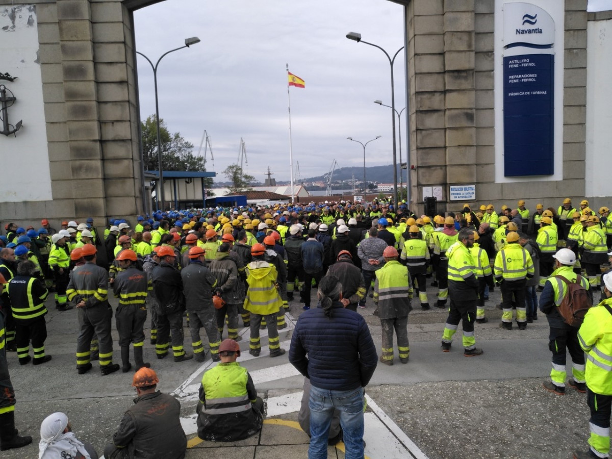 Minuto de silencio de operarios en Navantia Ferrol pola morte dun compañeiro falecido en Cádiz.