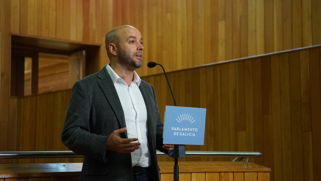 O portavoz de En Marea e do grupo mixto, Luís Villares, en declaracións aos medios durante o Debate sobre o Estado da Autonomía de 2019