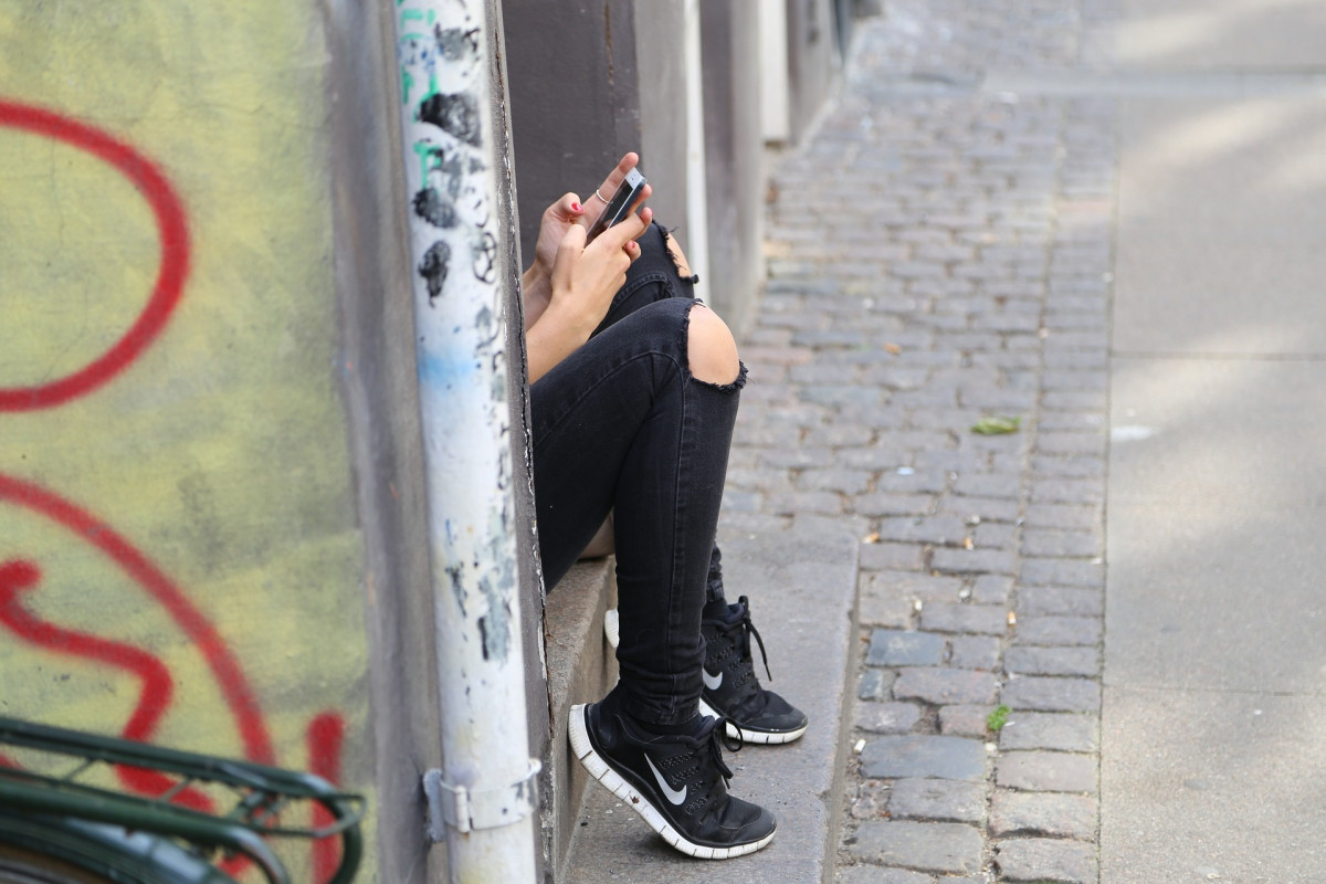 Un estudo analiza o impacto emocional do intercambio de contido sexual entre adolescentes. Mozo, mocidade, teléfono móbil.