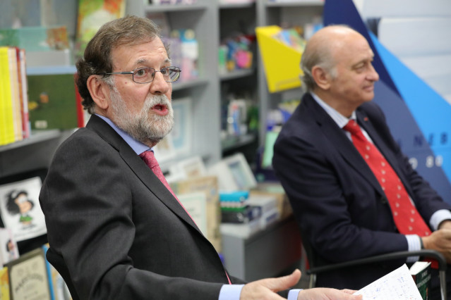 O expresidente do Goberno Mariano Rajoy (i), e o exministro de Interior e membro do PP, Jorge Fernández Díaz