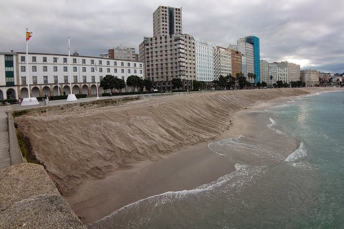 Duna artificial na praia de Riazor ante a previsiu00f3n de temporal nunha imaxe de EloyTP twitter