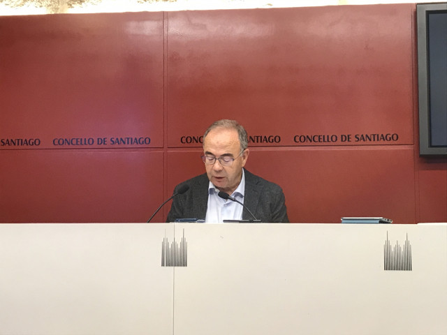 O alcalde de Santiago, Xosé Sánchez Bugallo, en rolda de prensa