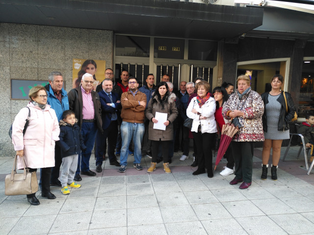 Concentración ante a agrupación local do PSOE de Narón en apoio a José López Villar, militante expulsado da formación