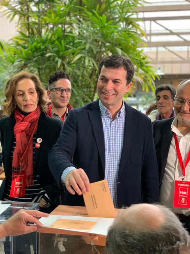 O secretario xeral do PSdeG, Gonzalo Caballero, vota en Vigo o 10N.