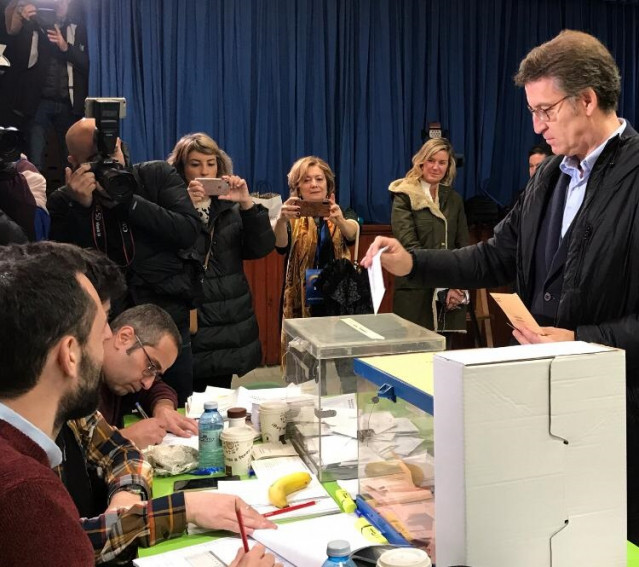 O presidente da Xunta e líder do PPdeG, Alberto Núñez Feijóo, deposita o seu voto nas urnas das eleccións xerais do 10N