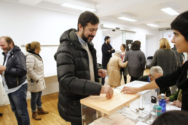 O candidato pola Coruña de En Común Unidas Podemos, Antón Gómez-Reino, votando este domingo 10 de novembro