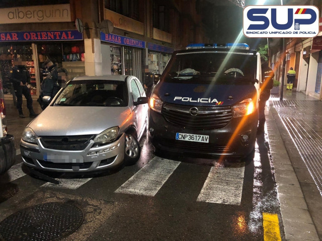 Feridos cinco axentes da Comisaría de Santiago en Barcelona ao chocar un coche contra o seu furgón policial.