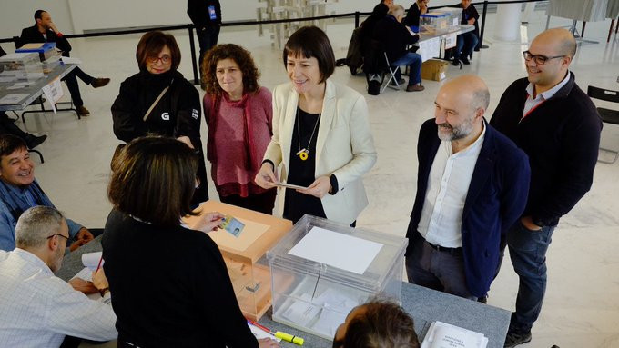 Ana Pontu00f3n e candidatos do Bloque votando o as eleccións xerais do 10 de novembro