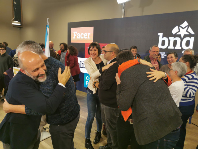 A portavoz nacional do BNG, Ana Pontón, e o deputado electo pola Coruña, Néstor Rego, celebran os resultados das eleccións xerais do 10 de novembro.