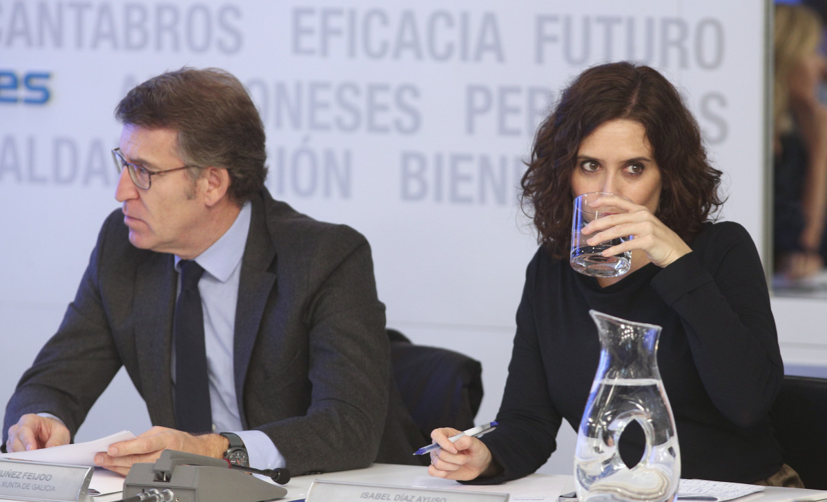 O presidente da Xunta de Galicia, Alberto Núñez Feijóo e a presidenta da Comunidad de Madrid, Isabel Díaz Ayuso, momentos antes de empezar a reunión do Comité Executivo Nacional do Pa