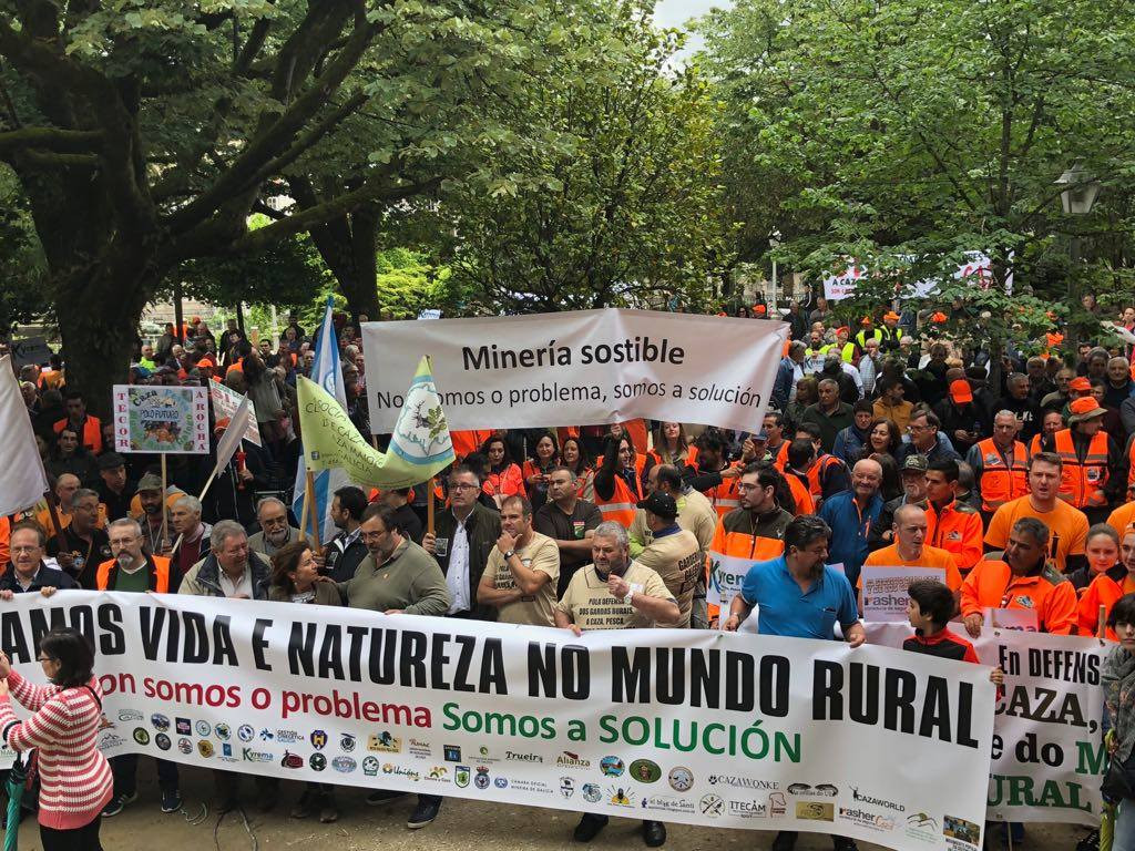 Traballadores a favor da mina de cobre en Touro nunha imaxe da súa facebook