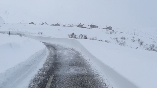 Neve, necada, temporal, estrada con neve, Asturias