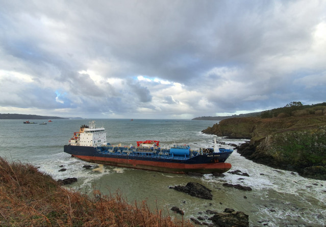 O buque 'Blue Star' encallado na costa de Ares (A Coruña)