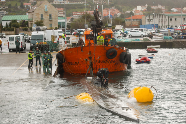 Axentes dos GEOS traballan nos labores de arrastre do 'narcosubmarino' ao porto de Aldán (Pontevedra)