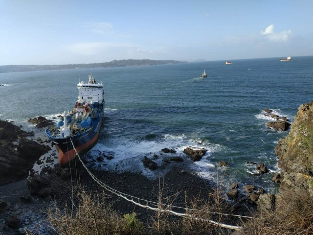 Imaxe deste sábado do buque quimiquero 'Blue Star' encallado en Ares (A Coruña)