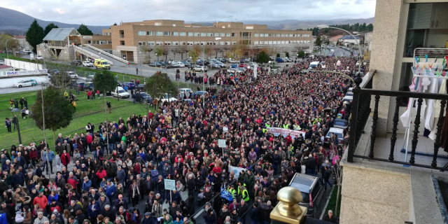 Manifestación en Verín en contra do peche do paritorio e outros servizos no Hospital comarcal