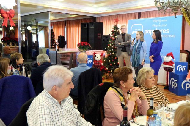 O presidente do PP de Pontevedra, Alfonso Rueda, a número 2 por Madrid, Ana Pastor, e a portavoz municipal, Belén Villar, nunha comida de Nadal con simpatizantes.