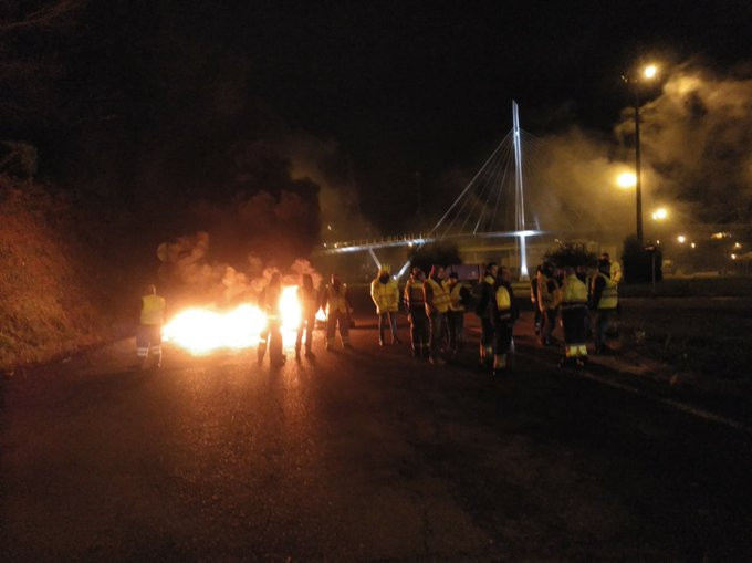 Barricadas de lume cortan o tru00e1fico ao porto de Ferrol ao fío das protestas de Endesa As Pontes