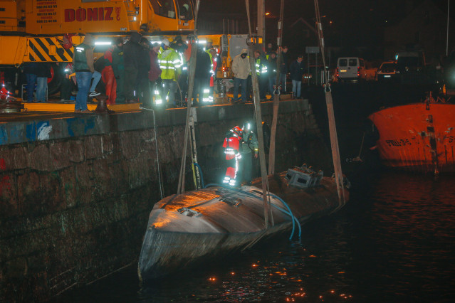 Axentes da Policía e da Garda Civil subidos no narcosubmarino afundido a pasada fin de semana á entrada da ría de Aldán, en Cangas (Pontevedra)