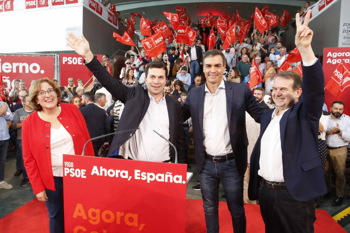 O presidente do Goberno en funcións, Pedro Sánchez, o secretario xeral do PSdeG, Gonzalo Caballero e o alcalde de Vigo, Abel Caballero, nun mitin do PSOE en Vigo ao 5 de outubro de 2019