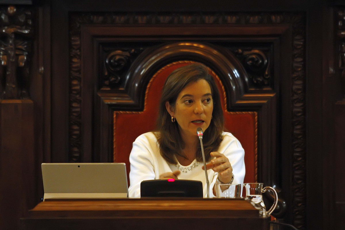 A alcaldesa, Inés Rey, durante o pleno municipal