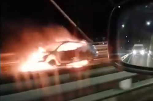 Coche ardendo na autoestrada do Atlu00e1ntico en Rande nunha imaxe dun vu00eddeo difundido pola Radio Galega