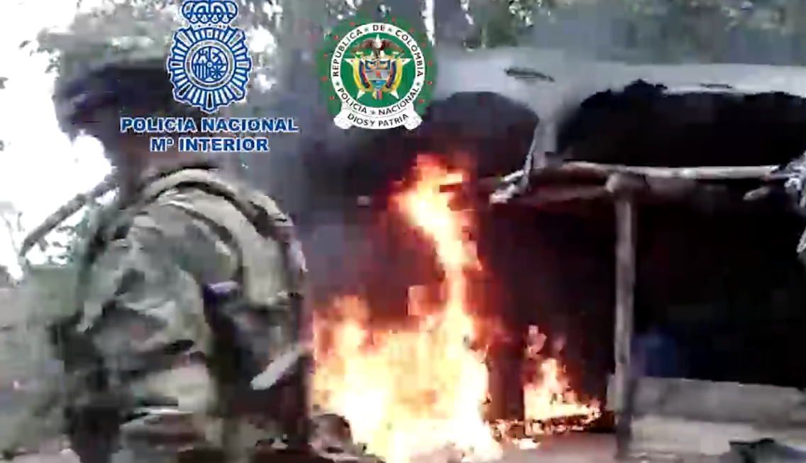 Exercito colombiano queimando un laboratorio de droga de ex militantes das FARC relacionados con narcos galegos